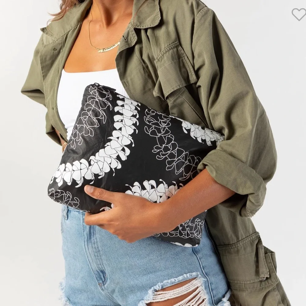 ALOHA Collection 🌺 Black and White Mid Size Travel Pouch - Puakenikeni - Picture 2 of 9